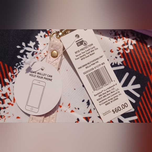 Bandolino Charging Wristlet - light pink only - Picture 5 of 8